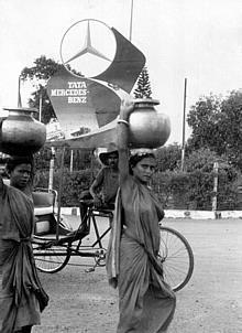 Straßenszene in Indien: Bereits in den 1950er Jahren startet die Daimler-Benz AG eine Kooperation mit Tata zur Fahrzeugfertigung. Foto: Daimler/auto-reporter.net 